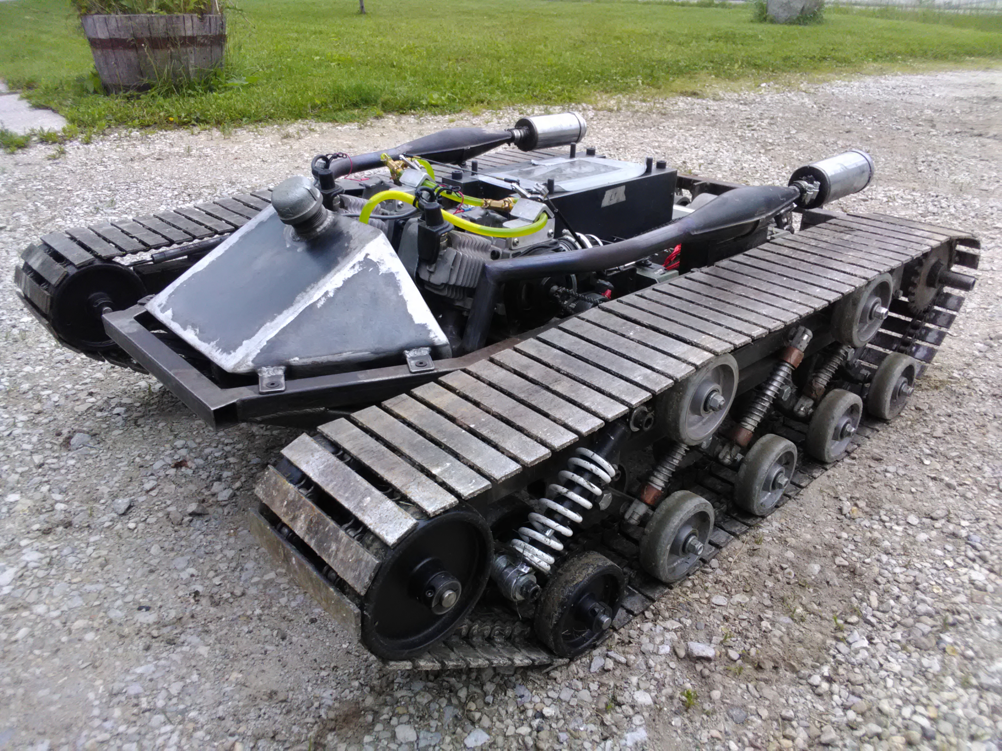 Garage-Built Twin Engine R/C Tank project image